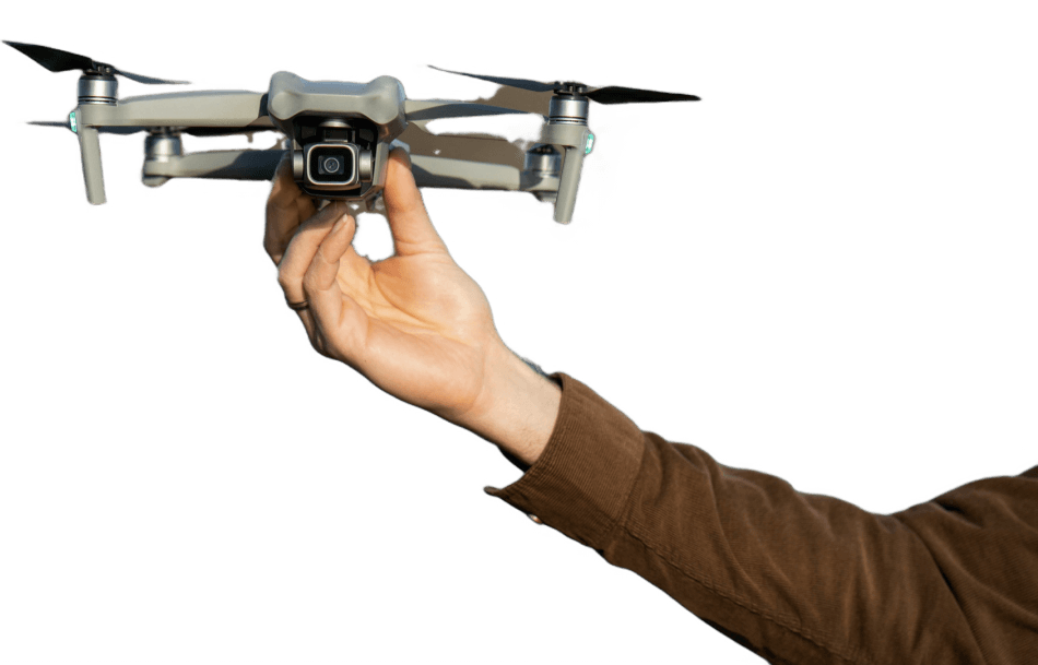 mão de um homem segurando um drone
